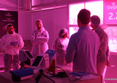 Sigrow test hun Stomata-camera in deze proef. Hiermee moeten de onderzoekers goed inzicht krijgen in hoe de plant het vindt dat telers LED dynamisch dimmen.