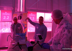 Jan Meiling van Naktuinbouw en Mark van der Ende van Technasium Melanchton luisteren aandacht naar de uitleg van Rutger van Sigrow.