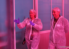 Angelique de Wit van Greenport West-Holland en Ted Duijvestijn, onder andere betrokken bij het HortiScience Innovation Center, onderweg naar de volgende proef.