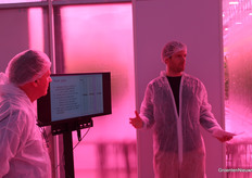 Autonoom telen in de kassen bij Delphy, met onder meer hulp van de technieken van Koidra. Fokke Kracht van Koidra en Richard Steenvoorden van Delphy geven uitleg.