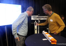 Paul Arkesteijn van Ludvig Svensson laat zich informeren over verticaal telen met een teeltcarrousel door Koen Brouwers van Dutch Lion.