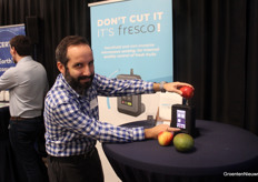 Luca Galatro van Vertigo Technologies demonstreert hoe je in een appen kunt meten met microgolven, vergelijkbaar met telefoontechnologie.