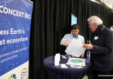 Paul Rutten van Concert Bio wisselt informatie uit met Joep Wiegel van Blossom Microbial Technologies.