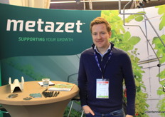 Remco Meewisse van Metazet met op tafel een voorbeeld van Second Skin