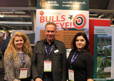 Kateryna Volianska en Hanna Lutskobezoeken de stand van Wim Roosen van Dutch Plantin