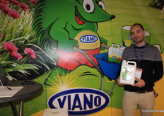 Viano's Pieter Krauch houdt een container vast met biostimulant speciaal voor softfruit.