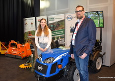 Lotte en Peter Kuijlen van ZHE Trading, natuurlijk weer met allerhande mooie hulpmiddelen voor maaien en wieden en composteren