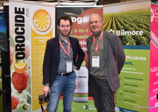 Collega Thijmen op bezoek bij Martien Melissant van Rovensa Next met de diverse gewasbescherming en -verbeteringsproducten van Oroagri