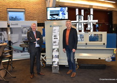 Stefaan Vandaele en Paul van der Wielen van Constructiewerkhuizen Demaitere met de nieuwe Demtec Unifiller machine voor het vullen van potten, bakken en trays met grond of substraat