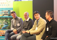 Voordat het Robo- en Datalab bij Tomatoworld donderdagochtend officieel geopend werd, ging een panel met daarin wethouder Peter Valstar, Joeri van den Hoek van Robocrops, Jeroen van Zwieten van Sobolt en Jan Enthoven van Tomatoworld in gesprek over onder meer de toekomst van de tuinbouw, met volop technologische ontwikkelingen. 