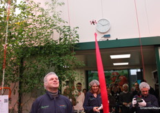 De drone steeg op met een lintje eraan.