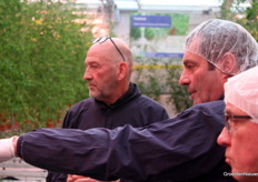 Arnoud Bolten van Polariks is actief met data in de tuinbouw. Hier wijst hij iets aan, zodat teler Nico uitleg kan geven.