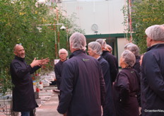 Nico vertelde honderduit, want er is genoeg te zien, zelfs in een voor hedendaagse begrippen maar kleine tomatenkas. 