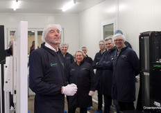 Joeri van den Hoek van RoboCrops legt uit dat, in dit geval robotica van Octiva, zo vanuit de kas het Robolab in kan rijden, over buisrails.