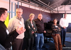 Jan Enthoven van Tomatoworld geeft uitleg. Oscar Stappers (VBTI), Anneke Postman (Horti Academy), Maikel van Essen (Koppert) en Marga Vintges (Gemeente Westland) luisteren toe.