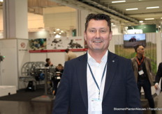 Ronald Petra (Benfried) loopt een rondje. Zijn collega's wisselen elkaar af in de stand 