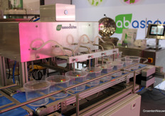 Het medium voor de automatische vullijn kan aangevoerd worden vanuit een medium preperator zoals op de beurs te zien was, of vanuit een bak met een voorbereid medium, en dan via peristaltische pompen.