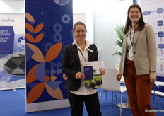 Annelies Mosch en Pauline Bugter van Eurofins Horti. Eurofins nam onder meer een vernieuwd Sampling Plan voor veenvrije substraten mee.
