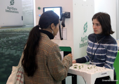 Anna Zsoldos geeft uitleg aan een bezoeker in de stand van ADI. Daar was ook een video te zien van een vaasleventest, met hulp van ADI-camera's. 