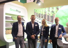 Matthijs van den Berg, Anna Leenheer, Jan Dons en Onno Boeren van Green Products, waar ze zien dat veenvrij en in pluggen kweken steeds vaker voorkomt.