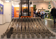 Uniek aan de machines van Ideaal is dat met één vork meerdere potgroottes verwerkt kunnen worden.