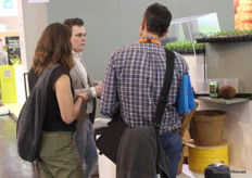 Leendert van Tuijl van Van Tuijl in gesprek bij een uitstalling met enkele van de meegebrachte potten en trays.