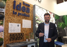 Edwin van Dorst van Bato Plastics met de nieuwste labelhouder, van 20 centimer.