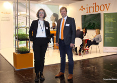 Hilde Boon en Michiel van Bennekom van Iribov, dat een nieuwe merkuitstraling liet zien op de beurs, dit jaar de eigen TC-tray ook aan derden wil gaan verkopen én momenteel een nieuwe kas laat bouwen door Bosman Van Zaal.