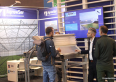 Bernardus van der Heide in gesprek in de stand van AgrowSer/VDH