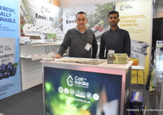 Abhishek Pravin en Ugur Kiymalioglu van Coir Media, staan hier met hun nieuwe substraat producten en compostable bags.