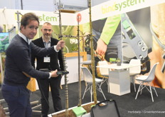 Daniel Lopez en Eugenio Arces laten hun nieuwste aanwinst zien, Tom Sytem