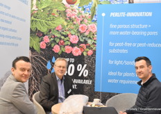 Matheus Kuchnia en Dirk Muhlenweg (KNAUF) talking to a visitor