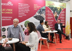 Druk in de stand van Mikskaar die net hun nieuwe product hebben gelanceerd.