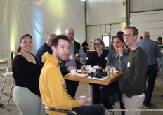 Thijmen Tiersma (GroentenNieuws) aan de koffie met de deelnemers aan de eerste rondleiding.