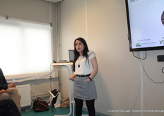 Sanae Mouden (Wageningen UR) liet weten dat er veel mogelijk is als het gaat over belichtingstrategie en weerbaarheid. Er is veel te meten. Het is zoeken naar het optimum, maar dat dat er is is wel duidelijk. Ze sprak over de relatie met UV-B en trips in tomaat en chrysant. En over verrood tegen ziektes in aubergine.