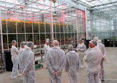 Linda Nooren van Delphy geeft een rondleiding, hier bij de kassen voor het onderzoek Masterplan Verdamping.