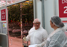 Joop Verhoeven van Delphy komt toevallig net uit de proef voor het Masterplan Belichting gelopen. Hij kan direct collega Linda Nooren bijspringen met uitleg.