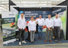 Bayer De Ruiter - 2Helemaal links staat Jerry Bentvelsen. Nieuw bij de club. Komkommerspecialist