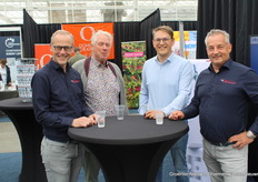 Henk Meulstee (Flier Systems), Bert Verhoef (Bert Verhoef Boomkwekerijen), Wouter Verhoef (Bosman van Zaal) en Adrie van Diemen (Flier Systems).Flier Systems heeft heel wat te vertellen over de laatste productontwikkelingen: 1 Smart Plug Handling, 2 Smart Vision Seeding en 3 over hun nieuwe substraatvuller die met natte grond uniform trays kan vullen. 