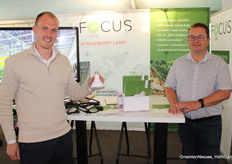 Otto van der Poel en Willem Noorland (Focus Led). Ze bieden hun aardbeien strekkingslamp aan plus de bijbehorende kabels.