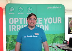 Dennis Steentjes (Growficient). Op basis van meteo- en historische gegevens en de plantstatus kan de watergift optimaal gestuurd worden.