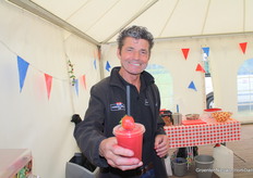 Jan van den Elzen. Samen met Brigitte runnen ze de Aardbeien Drive-In in Uden.Hun geheim? Dit begint bij de selectie van goede rassen waarbij we letten op smaak, kleur, vorm en….. ze plukken niet op houdbaarheid. Dat gaat ten koste van de smaak. Ze plukken pas wanneer de aardbei echt rijp is en dat proef je.  