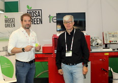 Oliver Russo en Flavio Cigalotto, van het Italiaanse bedrijf Mosa Green, voor hun automatische zaaimachine