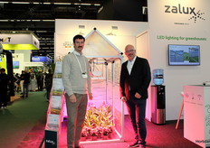 Michel Hacken en Stefan Kwetkat, van Zalux Het Spaanse bedrijf, dat deel uitmaakt van de Duitse groep Trilux, bracht licht en kleur op zijn stand met zijn LED-belichtingsoplossingen voor kassen.