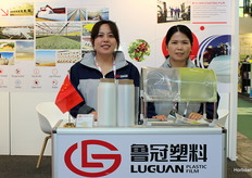 Elena Liu en Nikky Huang, van het Chinese bedrijf Luguan Plastic Films, dat sinds 1994 kassen bedekt met folie.