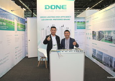 Yongxiong He en Zhusheng Zhang van het Chinese bedrijf Done Power, gespecialiseerd in LED-drivers voor kassen.