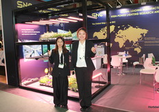 Natalie en Yoyo, bij de SNO stand