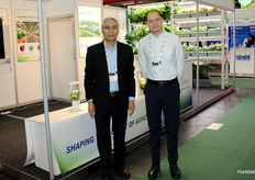 Qing Chen en David Lin, bij de stand van China's grootste vertical farming bedrijf, 4DBios
