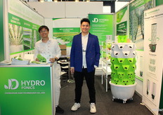 King Zhang en Yunyu Lu, bij de stand van Zhongshan Jiadi Technology