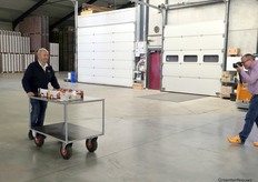 Teler Luc brengt de aardbeien om te proeven, en ook dat moment wordt vastgelegd.